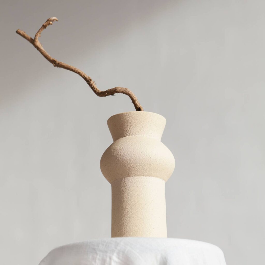 Vase aus strukturierter Sandglasur