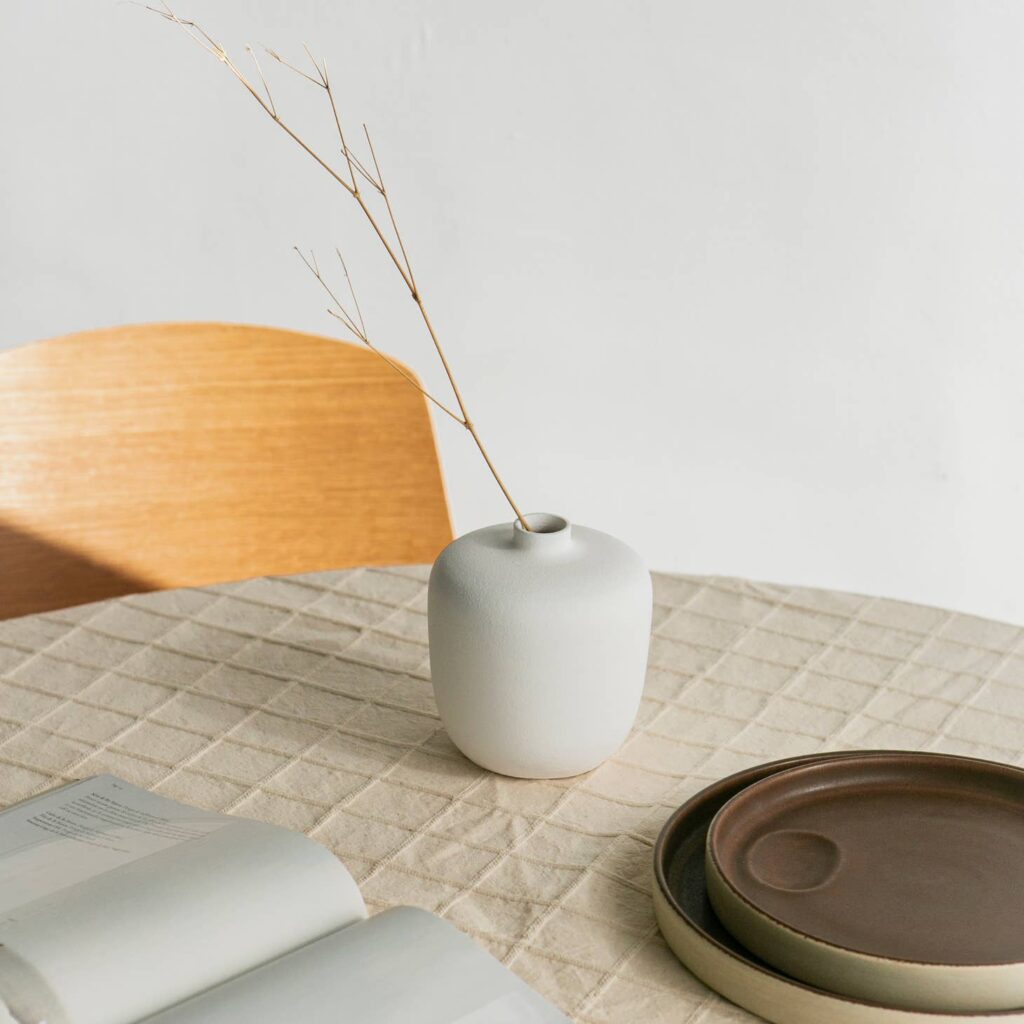 Dekorative weisse Vase in minimalistischem Design