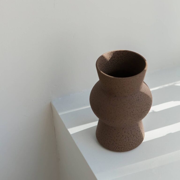 braune Vase aus strukturierter Glasur