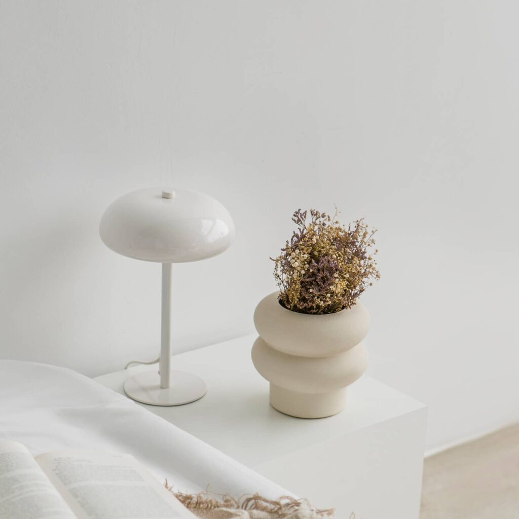 Dekorative sandfarbene Vase in minimalistischem Design