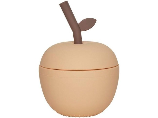 OYOY - Der Trinkbecher mit Strohhalm in Form eines Apfels vereint verspieltes Design mit hoher Funktionalität. Hergestellt aus 100% Silikon, besticht dieser Becher nicht nur durch sein niedliches Erscheinungsbild, sondern ist auch äusserst praktisch.