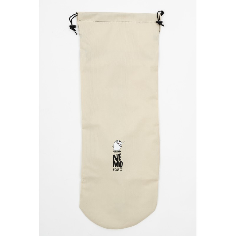 Eine stabile und wasserdichte Skateboardtasche aus Polyester, mit verstellbarem Schultergurt. Zum tragen und verstauen von großen und kleinen Skateboards.